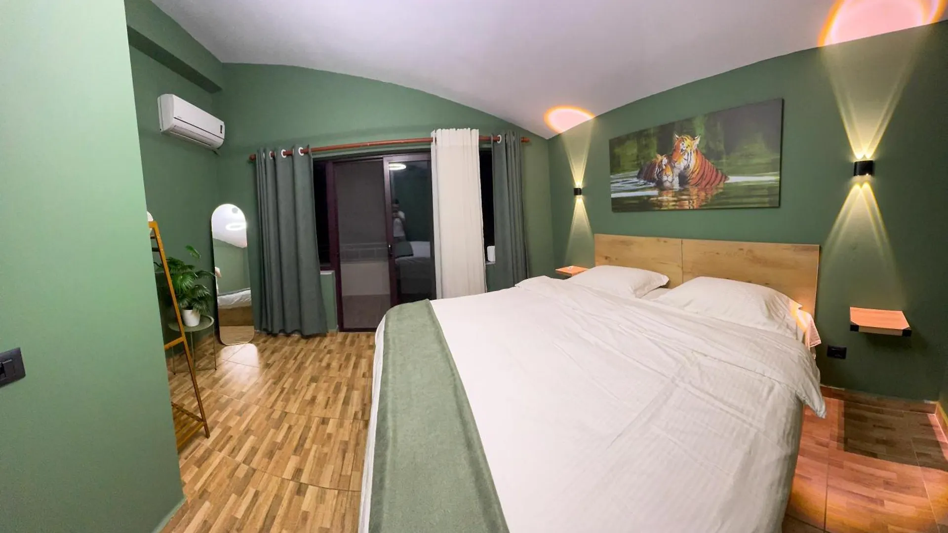 October Apartment Tirana 0*,  Albânia
